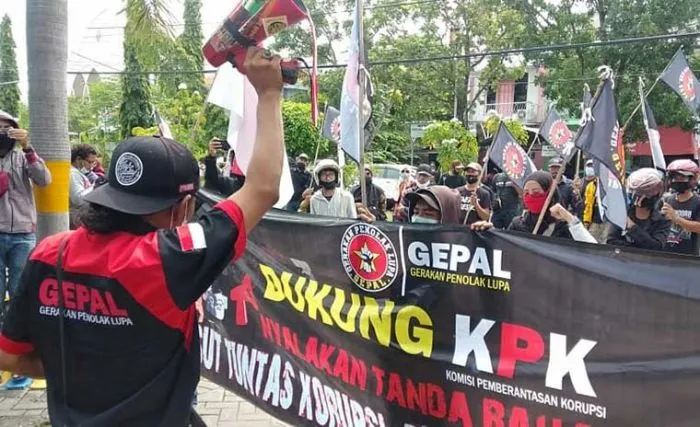 Massa Gepal Gelar Orasi di Depan Kantor PDAM Gresik