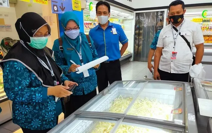 Sidak Makanan dan Minuman, Petugas Temukan Ini