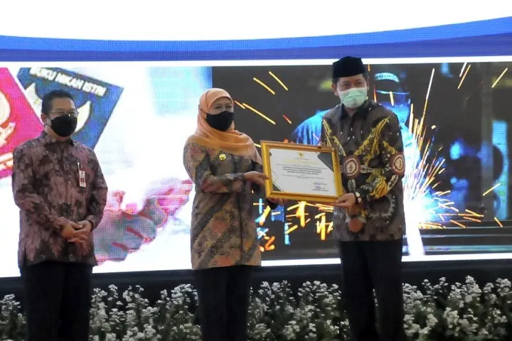 Gubernur Khofifah Berikan Penghargaan kepada BKKBN Jatim