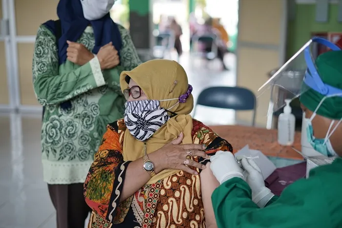 Sebelum Ajaran Baru, Pemprov Jatim Target Guru-Tendik Selesai Divaksin