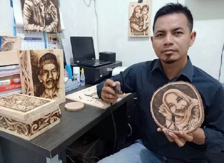 Sulap Potongan Limbah Kayu Jadi Produk Kerajinan Pyrography
