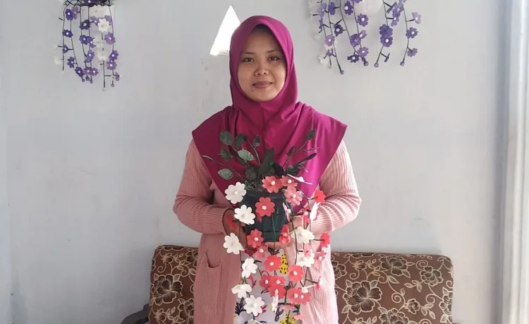 Ubah Limbah Kresek Jadi Bunga Cantik Bernilai Jual Tinggi