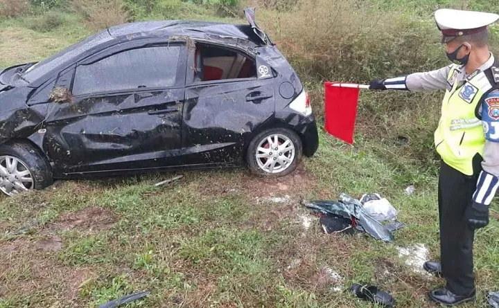 Pecah Ban, Mobil Terperosok ke Parit