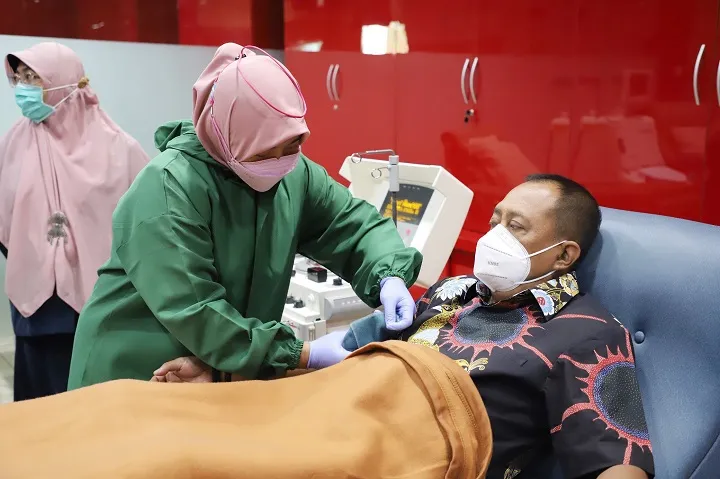 Cak Ji Donorkan Plasma Konvalesen di PMI Surabaya