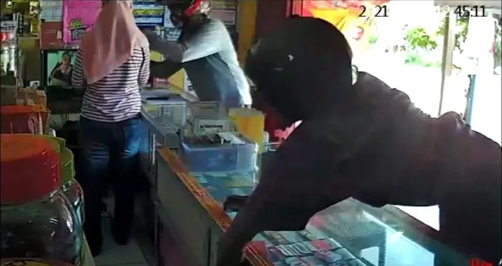 Terekam CCTV, Pencuri di Dua Konter Ponsel Diburu Polisi