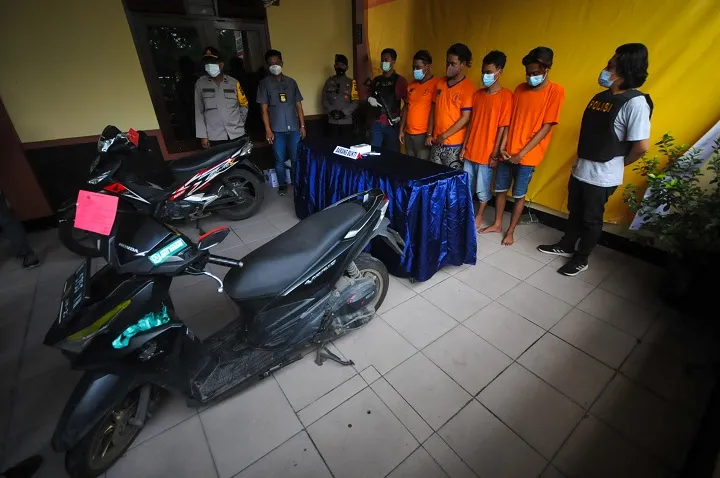 4 Pemuda Jambret HP untuk Pesta Miras