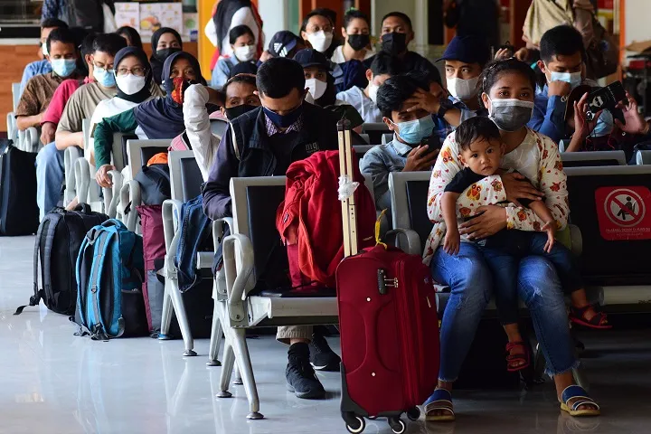 Meski Dilarang, Stasiun Dipadati Pemudik