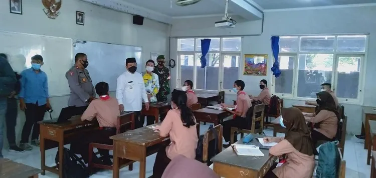 Bupati Jember Cek Kesiapan Pembelajaran Tatap Muka Tingkat SMA-SMK