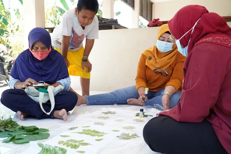 Dosen dan Mahasiswa UK Petra Berbagi Ilmu dengan Warga Kampung Herbal