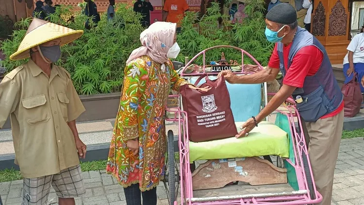 544 Tukang Becak Dapat Paket Sembako Senilai Rp 293 Ribu