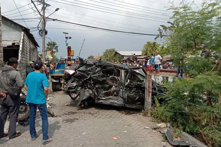 Mobil Ringsek Tertabrak KA, Pengemudi Tewas