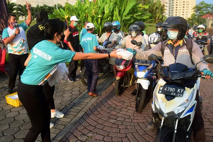 Bukit Darmo Golf Bagi Takjil