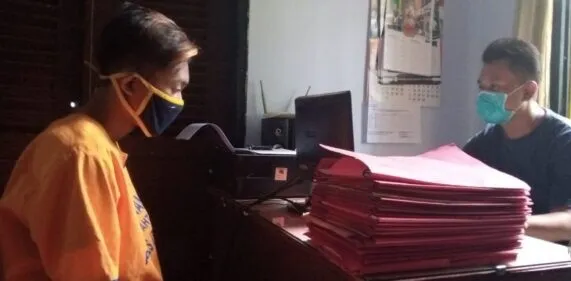 RDP, pelaku penyebar video porno mantan pacar saat menjalani pemeriksaan.