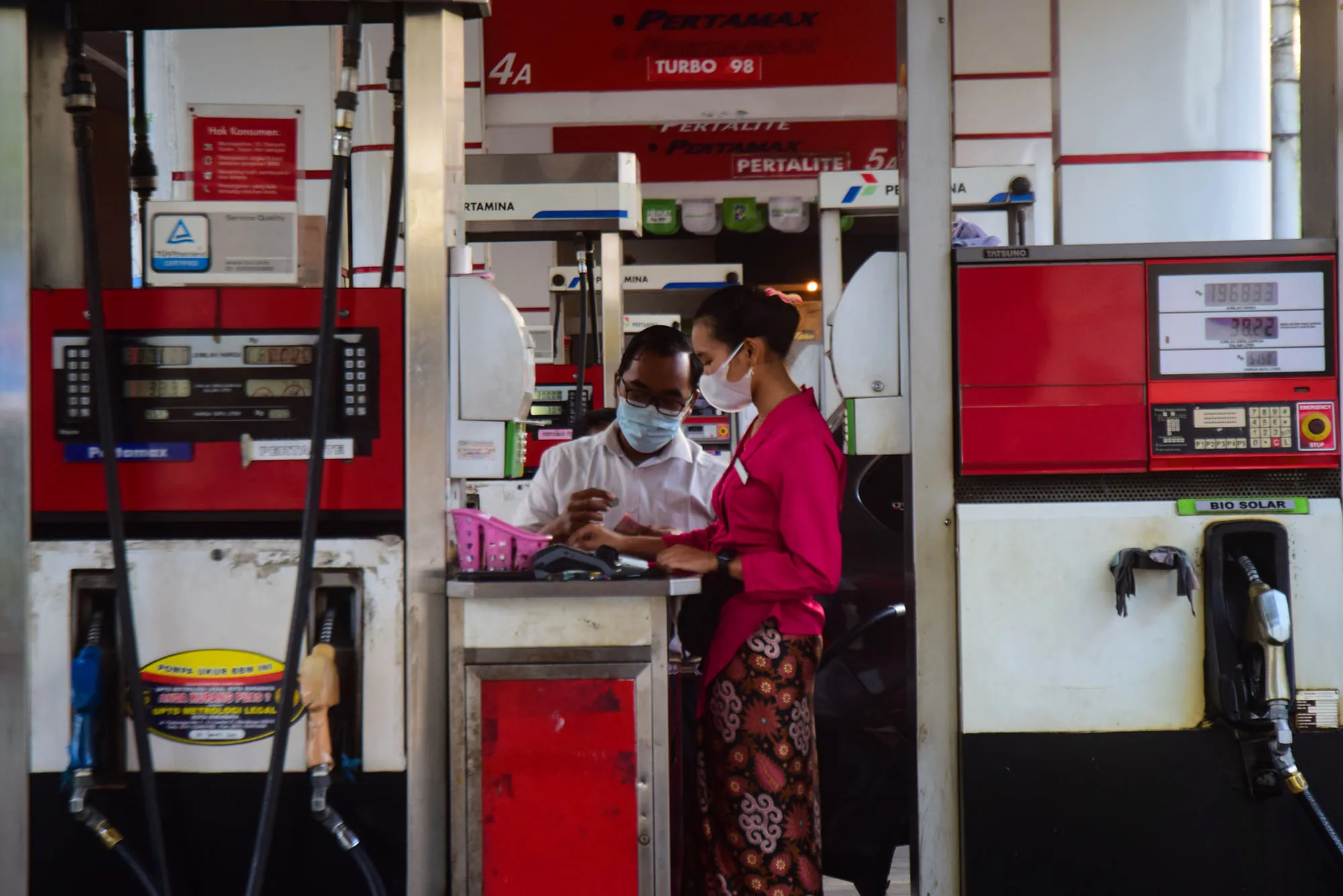 FOTO : Rayakan Hari kartini, Petugas SPBU Mengenakan kebaya
