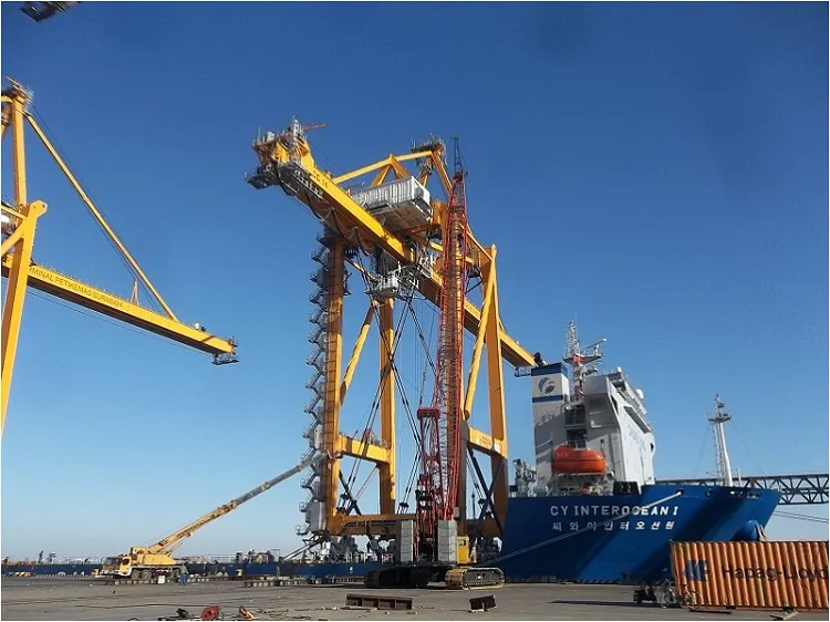 Surplus Ekspor dan Impor Terminal Petikemas Surabaya di Tahun 2021