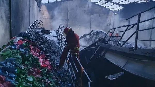 Pabrik Plastik di Benowo Ludes Dilalap Si Jago Merah