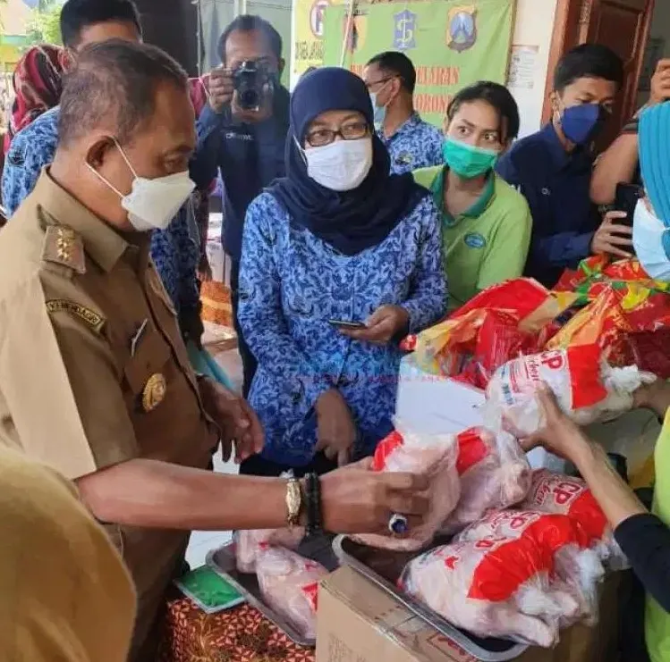 Wawali Cak Ji Tinjau Operasi Pasar di Balai RW 5 Balongsari