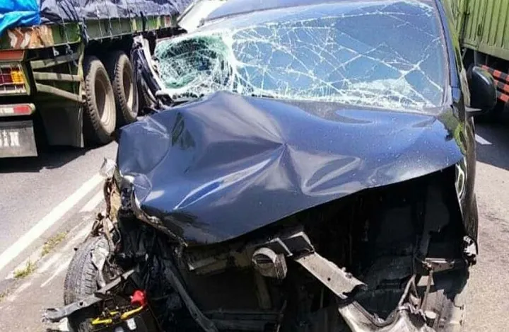 Sopir Kurang Konsentrasi, Mobil Xenia Ringsek Tabrak Truk