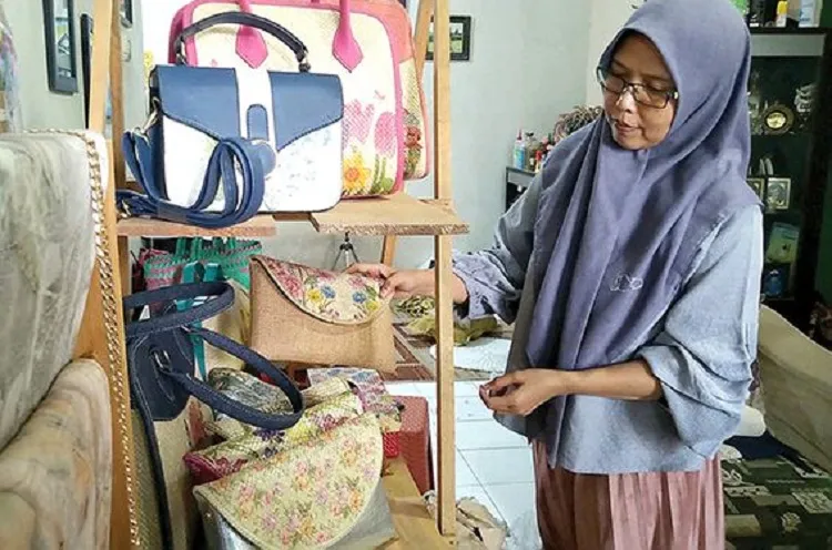 Sukses Kombinasikan Seni Decoupage dengan Kerajinan Goni dan Anyaman