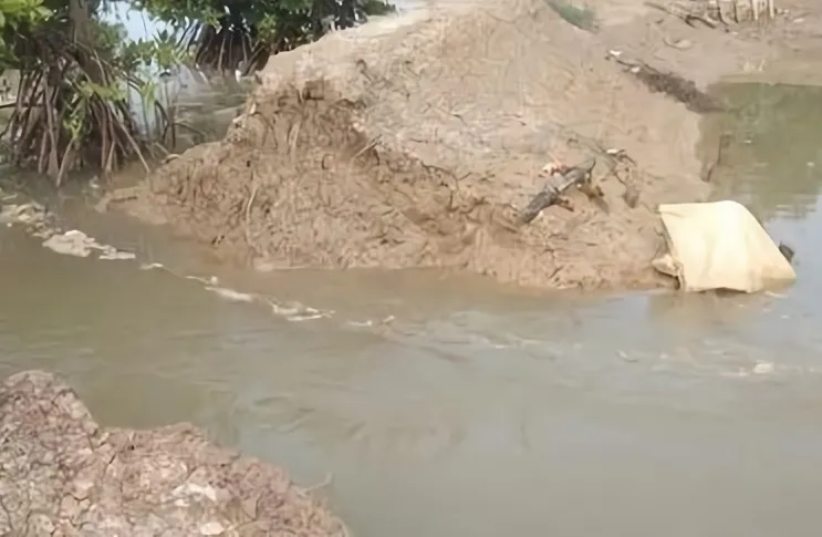 Tanggul di Sampang Jebol
