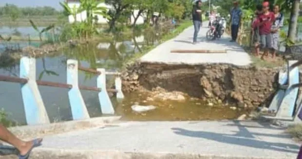 Jembatan Penghubung 3 Dusun di Lamongan Ambrol