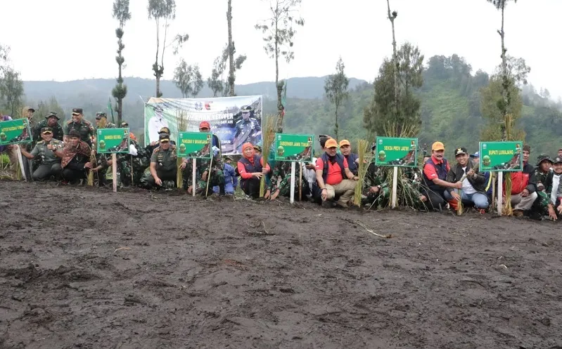 Hari Bumi, Khofifah Ajak Masyarakat Revegetasi Hutan Gundul