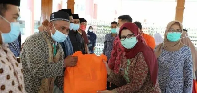 Ratusan Guru Ngaji di Blitar dapat Sembako dari Bupati
