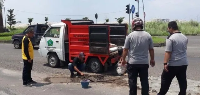 Sebabkan Korban Jiwa, Jalan Berlubang Ditambal