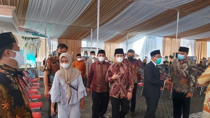 Wagub Emil Datang Sendirian di Resepsi Pernikahan UAS