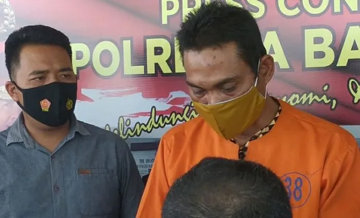 Istri Dibacok Suami dengan Parang