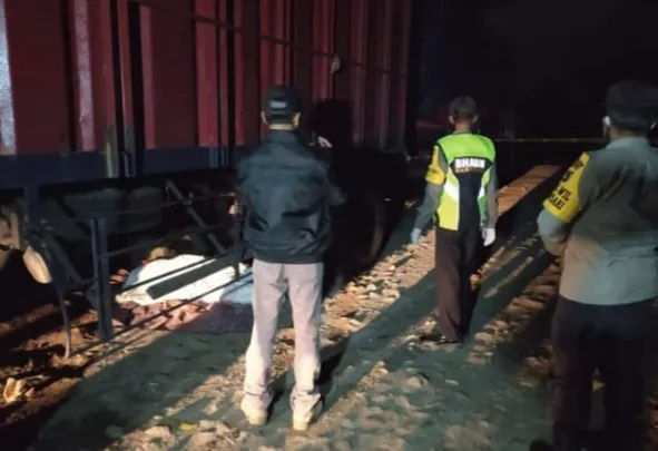 Tertidur Pulas, Kernet Truk Tewas Terlindas