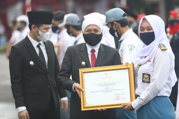 Hardiknas, Khofifah Ingatkan Covid-19 Tak Lemahkan Semangat Pendidikan