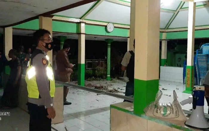Mediasi Perselingkuhan Gagal, Balai Desa Dirusak Massa