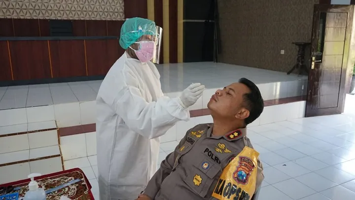 Kapolres dan Jajaran Polres Blitar Kota Diswab Antigen