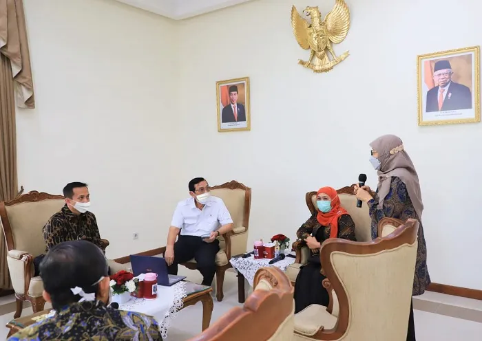 Bersama Menko Marves, Khofifah Bahas Perkembangan Vaksin Merah Putih