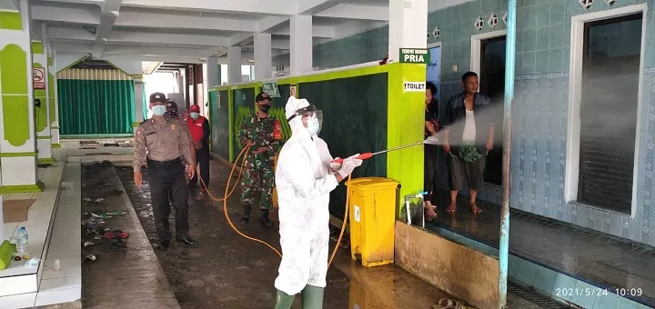 Pasca Haul Habib Sholeh, Relawan PMI Semprotkan Disinfektan