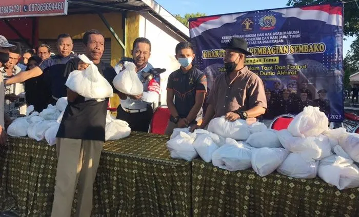 Lapas Pamekasan bagi Sembako Gratis