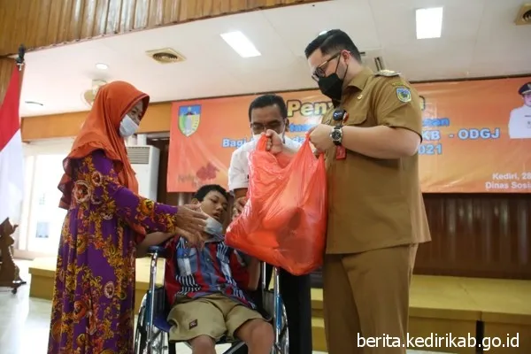 100 ODGJ dan ODKB di Kabupaten Kediri Terima Bansos Permakanan