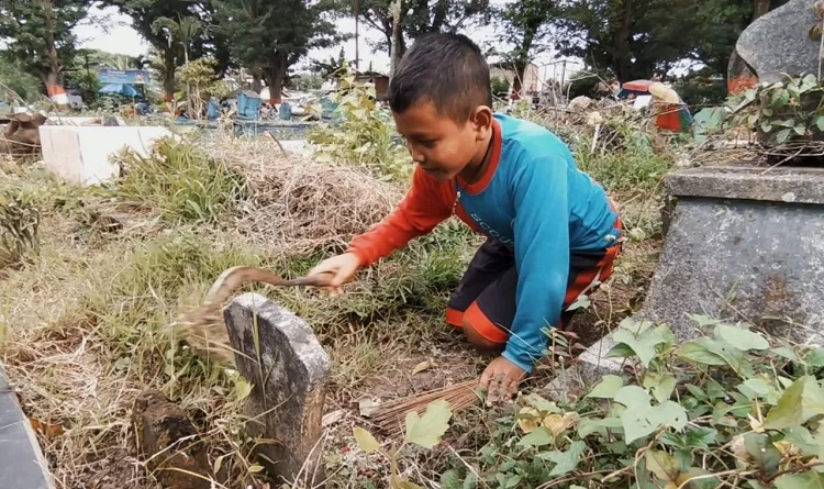 Rejeki Bulan Suci Ramadan Bagi Juru Bersih Makam Cilik