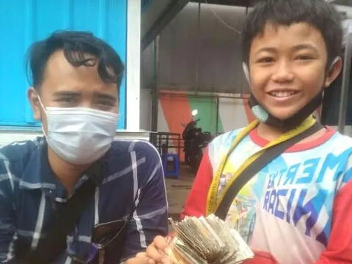 Lunasi Cicilan Motor Ayah, Bocah 11 Tahun Rela Jadi Tukang Parkir