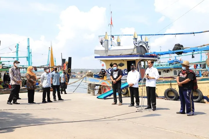 Jokowi Datang, Janjikan Dua Bulan Lagi Pelabuhan Brondong Dikeruk
