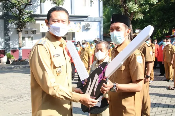 Serahkan 70 Mobil Sehat, Bupati Yes Ingatkan Patuhi Prokes