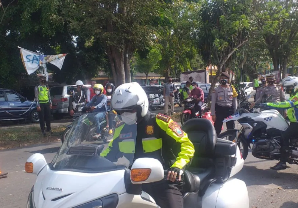 Kendarai Moge, Dirlantas Polda Jatim Cek Pos Penyekatan Blitar Raya