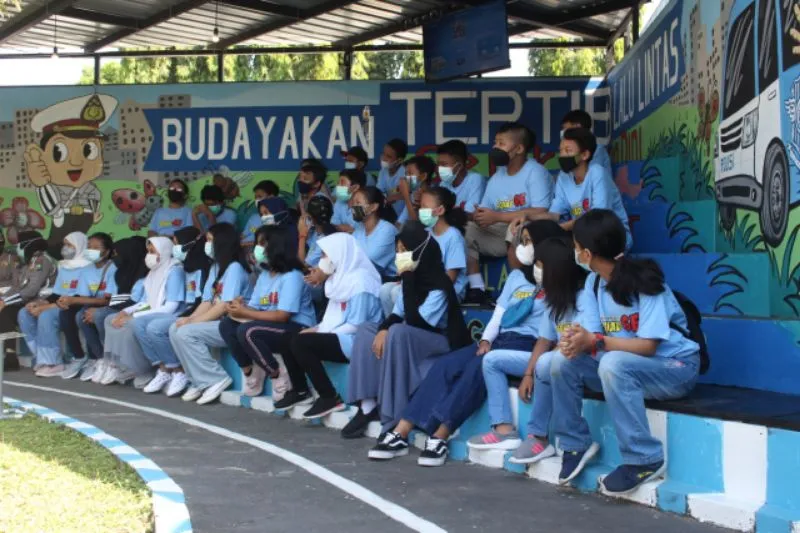 Edukasi Rambu Lalulintas dan Bercocok Tanam Hidroponik