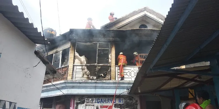 Rumah Dua Lantai Dilahap Si Jago Merah, Satu Warga Alami Luka