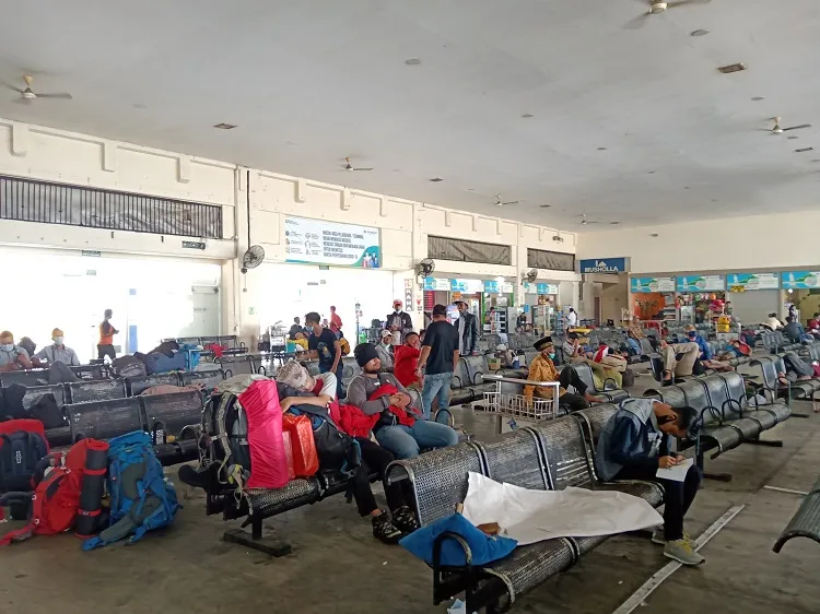 Larangan Mudik Berakhir, Penumpang Padati Pelabuhan Tanjung Perak