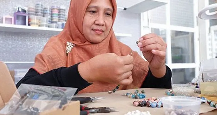 Eksis Berbisnis Beraneka Aksesoris dan Tasbih dari Batu Alam