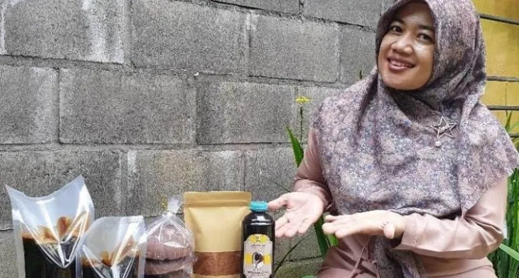 Petani Milenial yang Sukses Kreasikan Gula Aren Cair dan Bakwan Kering