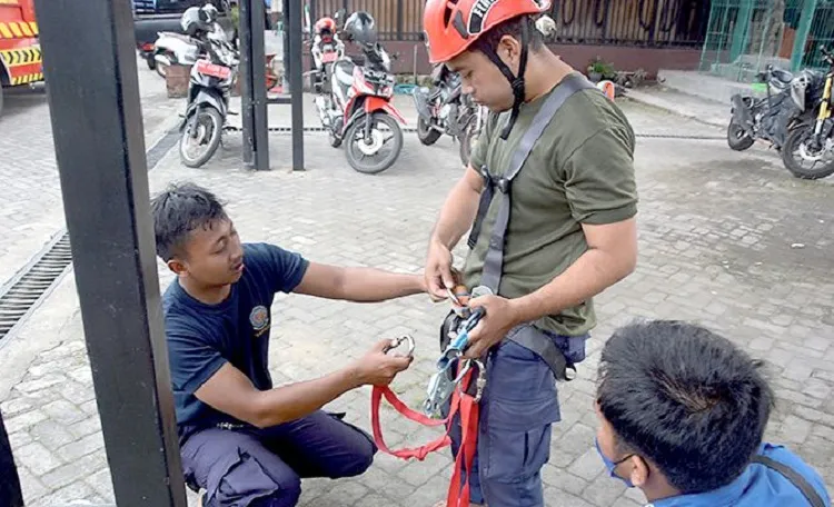 Personel Damkar, Penyelamat yang Sigap di Situasi Apapun