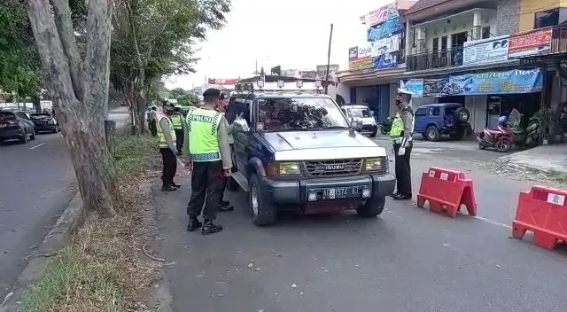 Hari Pertama Penyekatan, Ratusan Kendaraan Diminta Putar Balik